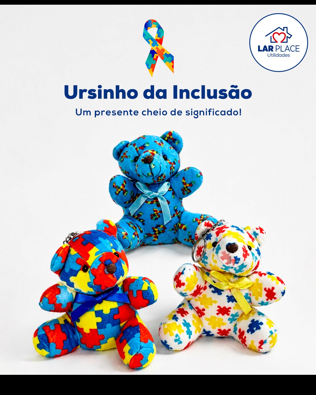 Oi gente! Hoje eu vim apresentar algo muito especial, que carrega um significado cheio de amor e respeito 💛

Esse ursinho com a estampa de peças de quebra-cabeça é o símbolo que representa o Autismo e também todas as pessoas com diferenças no desenvolvimento intelectual.

Cada peça é única, não tem outra igual — assim como cada um de nós! Ele nos lembra que diferente não é sinônimo de menos, é sinônimo de especial. Que cada pessoa tem seu jeito único de ver o mundo, de aprender e de se expressar.

Ter um desses é levar consigo uma mensagem de acolhimento: de ver o outro com carinho, de respeitar seu tempo e seu jeito, e de dizer que todos temos lugar nesse mundo, completando o quebra-cabeça da vida juntos 🧩

Além de ser um chaveiro fofo e cheio de cor, ele é um símbolo de empatia, de inclusão e de amor ao próximo. Que tal levar essa mensagem com você?
